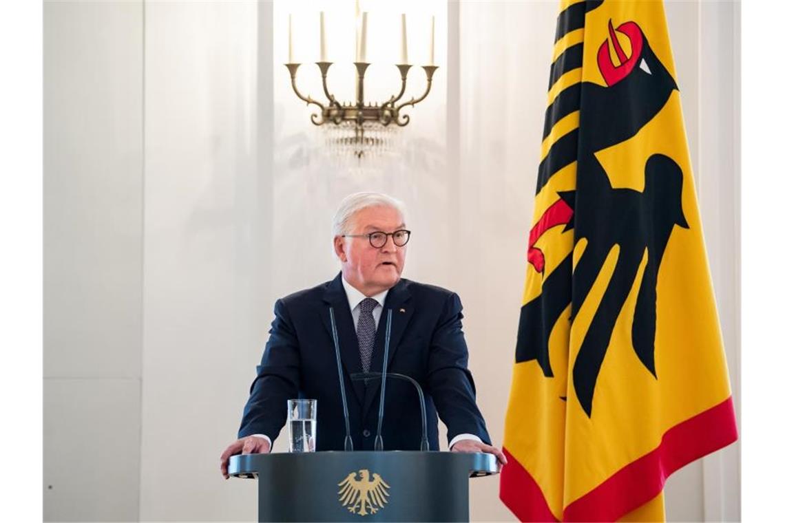 Bundespräsident Frank-Walter Steinmeier spricht bei einer Matinee zum 70. Jahrestag des Grundgesetzes im Schloss Bellevue. Foto: Bernd von Jutrczenka