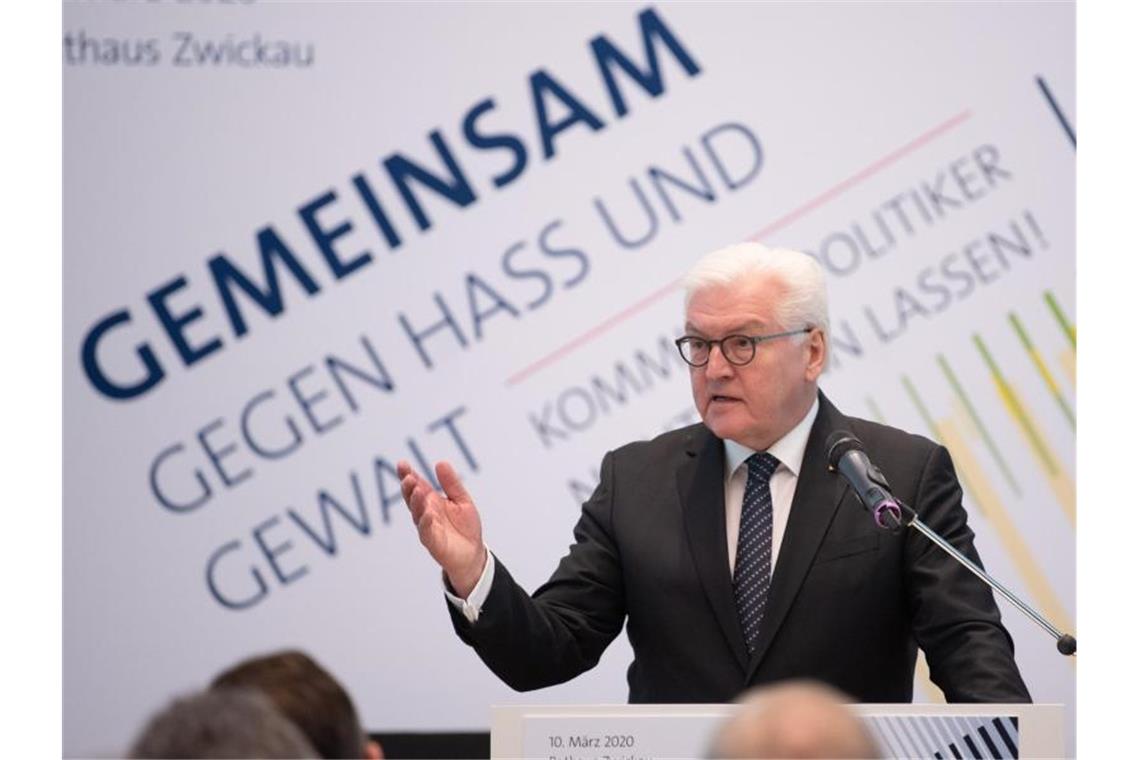 Hass gegen Lokalpolitiker - Steinmeier fordert Stoppschild Bundespräsident Frank-Walter Steinmeier spricht im Zwickauer Rathaus. Foto: Sebastian Kahnert/dpa-Zenralbild/dpa