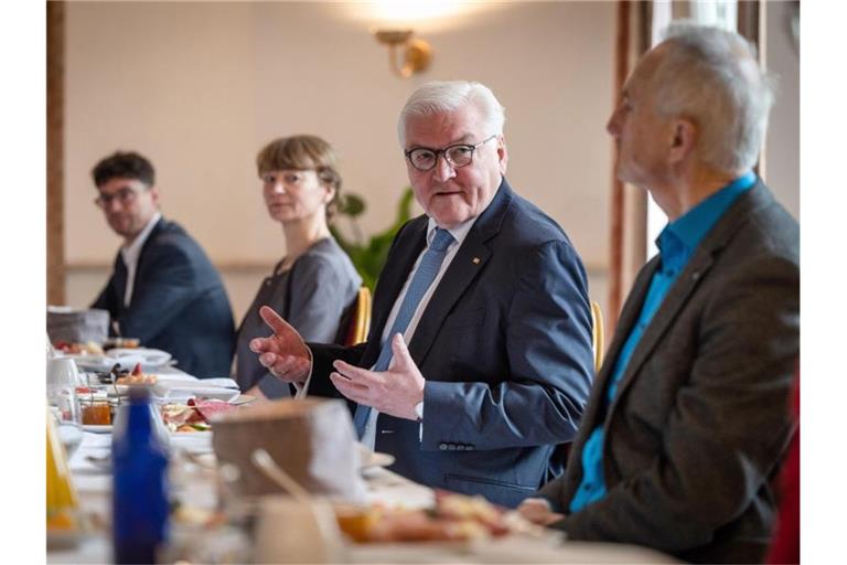 Bundespräsident Frank-Walter Steinmeier spricht in Altenburg mit engagierten Bürgerinnen und Bürgern. Foto: Kristin Schmidt/dpa