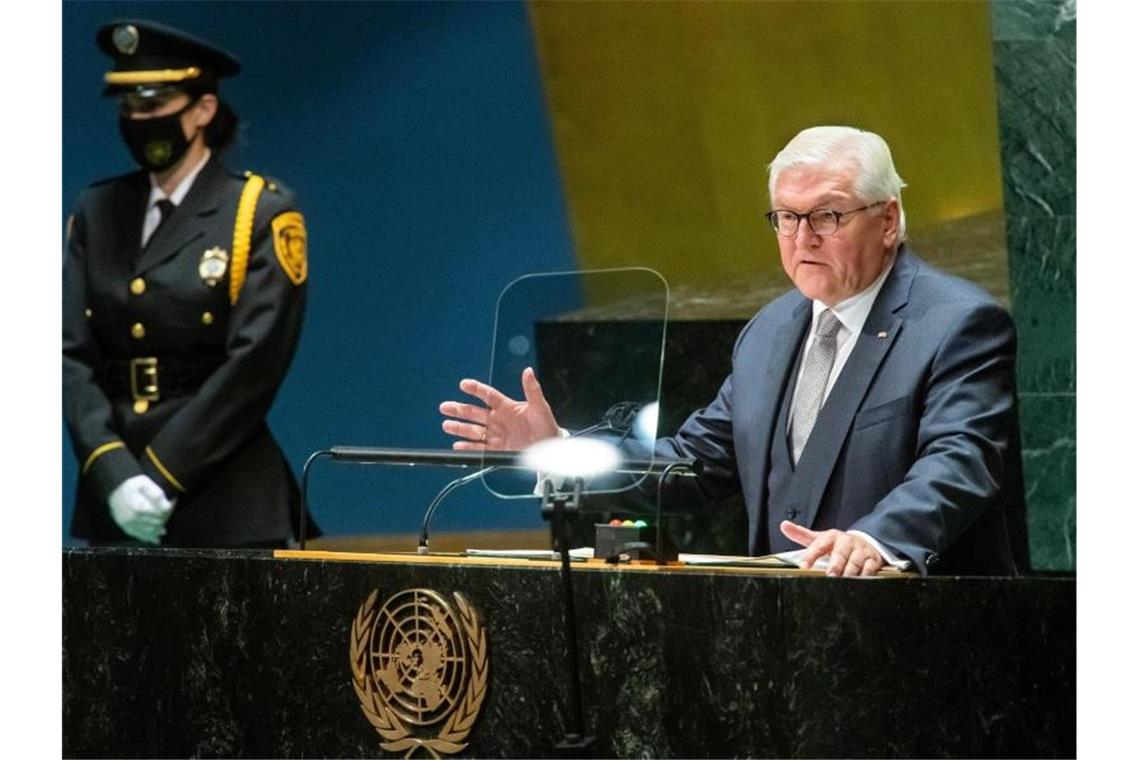 Bundespräsident Frank-Walter Steinmeier spricht in der 76. Generaldebatte der UN-Vollversammlung im Hauptquartier der Vereinten Nationen. Foto: Bernd von Jutrczenka/dpa