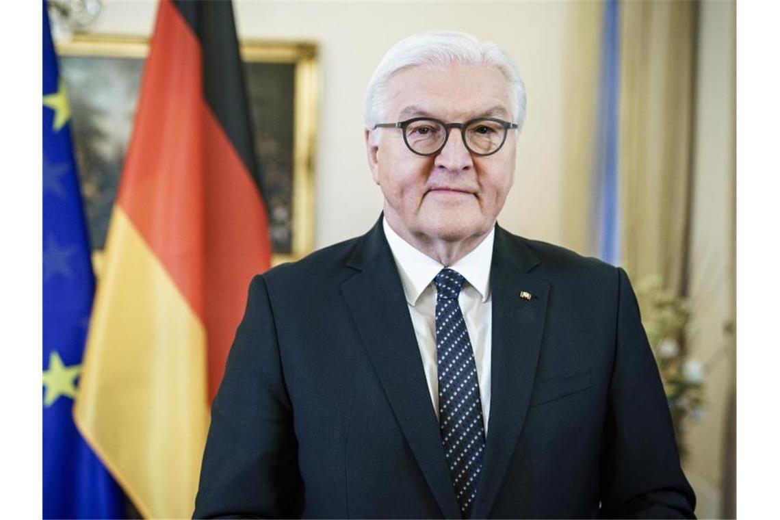 Deutschland hofft auf Wiederbelebung der Beziehungen zu USA Bundespräsident Frank-Walter Steinmeier spricht während der Video-Aufzeichnung zur Amtsübernahme Joe Bidens. Foto: Jesco Denzel/BPA/dpa