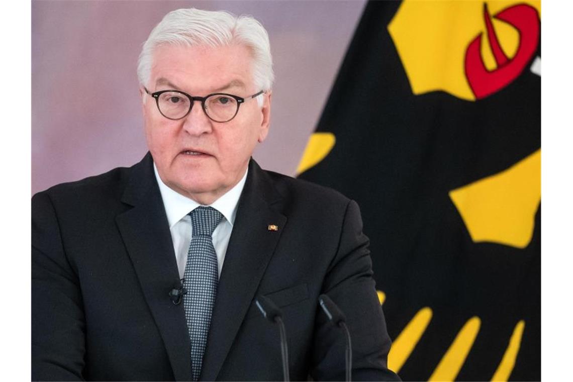Scholz peilt Impfpflicht für alle Erwachsenen an Bundespräsident Frank-Walter Steinmeier spricht zu Beginn einer Diskussion mit Gästen über das Für und Wider einer Impfpflicht zur Überwindung der Covid-19-Pandemie in Deutschland. Foto: Bernd von Jutrczenka/dpa