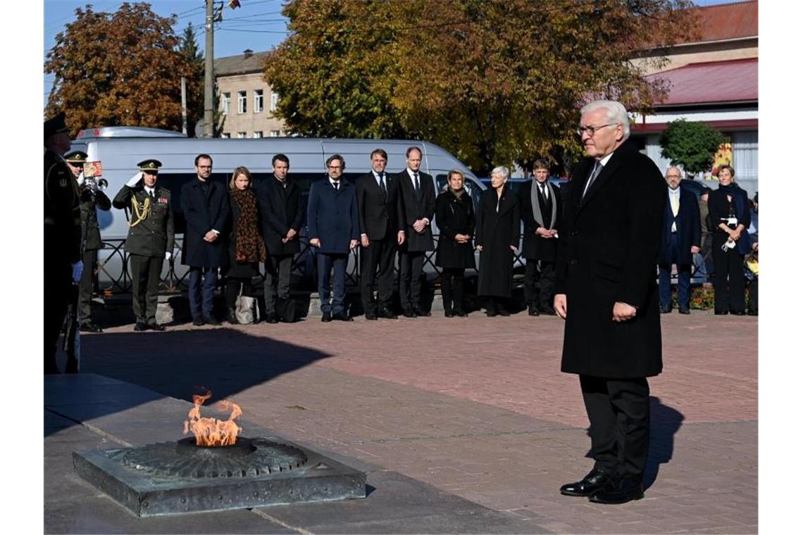 Bundespräsident Frank-Walter Steinmeier steht beim Denkmal für zivile Opfer der deutschen Massaker in Korjukiwka. Foto: Britta Pedersen/dpa-Zentralbild/dpa