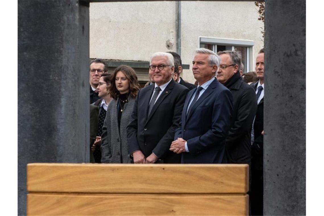 Bundespräsident Frank-Walter Steinmeier steht vor einem Denkmal für Georg Elser. Foto: Stefan Puchner/dpa