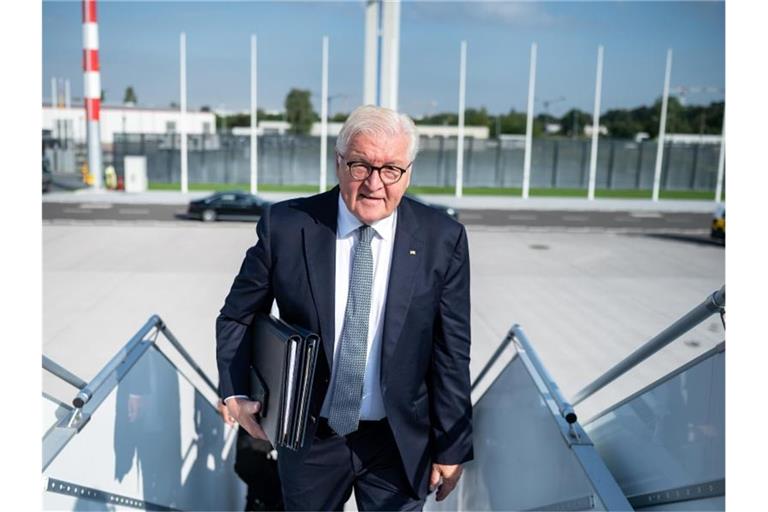 Bundespräsident Frank-Walter Steinmeier steigt am Flughafen Berlin-Brandenburg in ein Flugzeug der Bundeswehr. Foto: Bernd von Jutrczenka/dpa