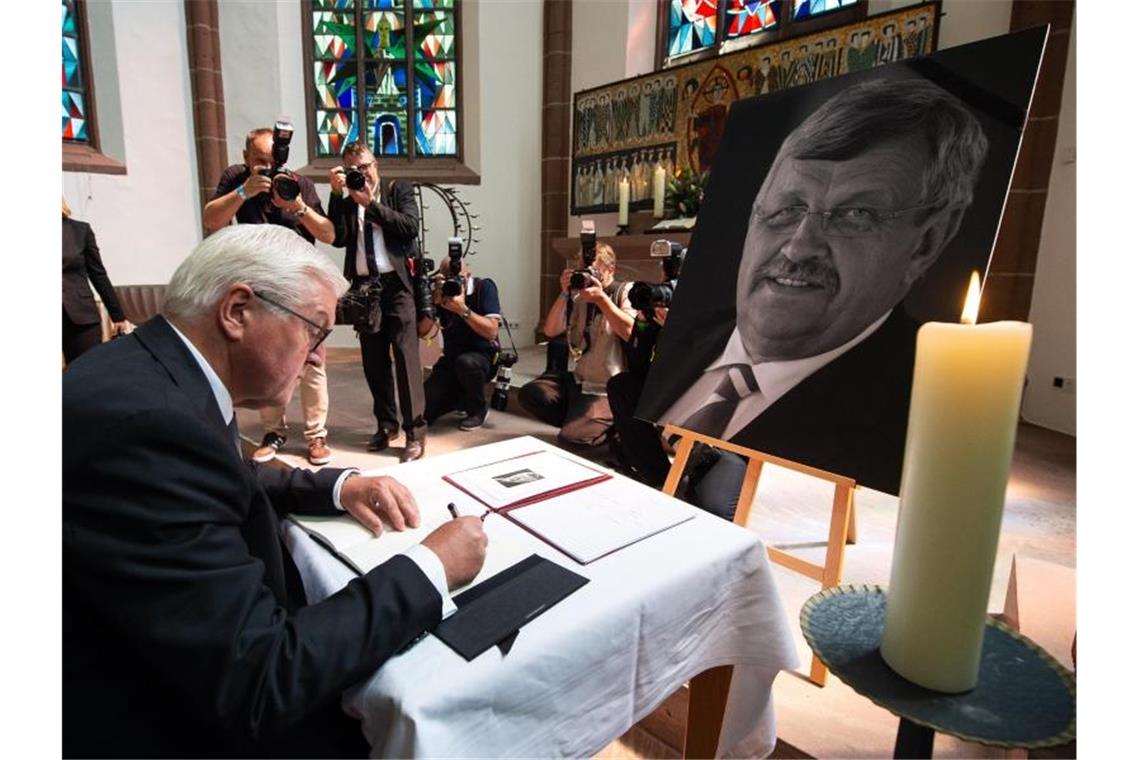 Bundespräsident Frank-Walter Steinmeier trägt sich in Kassel in ein Kondolenzbuch für den ermordeten Walter Lübcke ein. Foto: Swen Pförtner