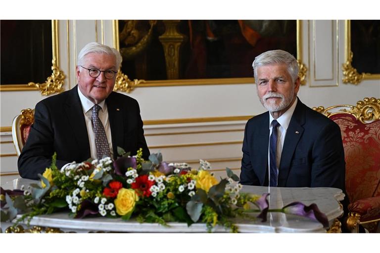 Bundespräsident Frank-Walter Steinmeier trifft Tschechiens Präsident  Petr Pavel (r.) auf der Prager Burg.