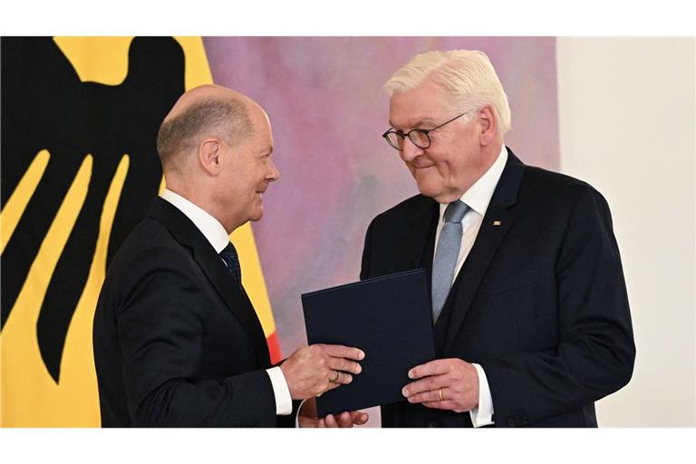 Bundespräsident Frank-Walter Steinmeier übergibt Olaf Scholz die Entlassungsurkunde.