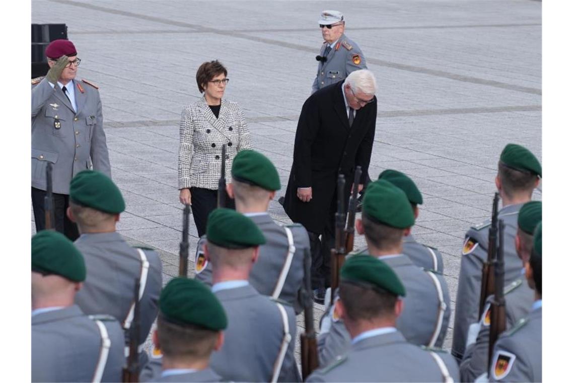 Bundespräsident Frank-Walter Steinmeier und Bundesverteidigungsministerin Annegret Kramp-Karrenbauer danken die Soldaten für ihren Afghanistan-Einsatz. Foto: Kay Nietfeld/dpa