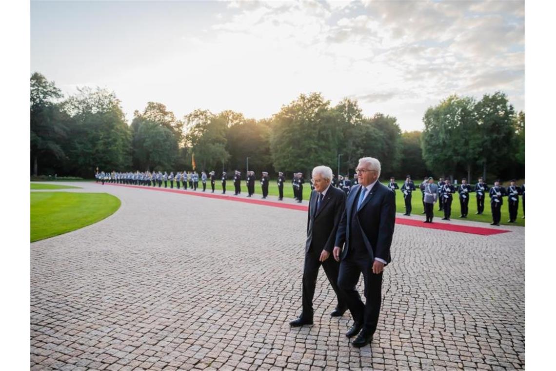 Steinmeier und Mattarella zeichnen Städte aus Bundespräsident Frank-Walter Steinmeier und der italienische Präsident Sergio Mattarella in Berlin. Foto: Christoph Soeder/dpa/archivbild