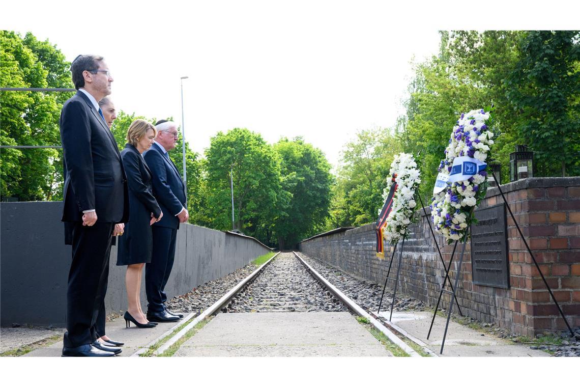 Herzog und Steinmeier gedenken deportierter Juden Bundespräsident Frank-Walter Steinmeier und Israels Präsident Izchak Herzog Kränze am Mahnmal Gleis 17 in Berlin abgelegt.