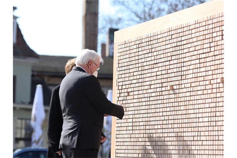 Bundespräsident Frank-Walter Steinmeier und seine Frau Elke Büdenbender vor der Installation „Verschwindende Wand - mit Botschaften, die bleiben“. Foto: Ronny Hartmann/AFP-POOL/dpa