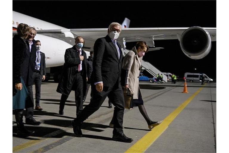 Bundespräsident Frank-Walter Steinmeier und seine Frau Elke Büdenbender kommen am Flughafen Boryspil in Kiew an. Foto: Britta Pedersen/dpa-Zentralbild/dpa