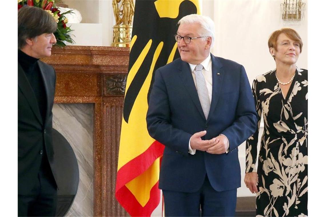 Bundespräsident Steinmeier würdigt Löw im Schloss Bellevue