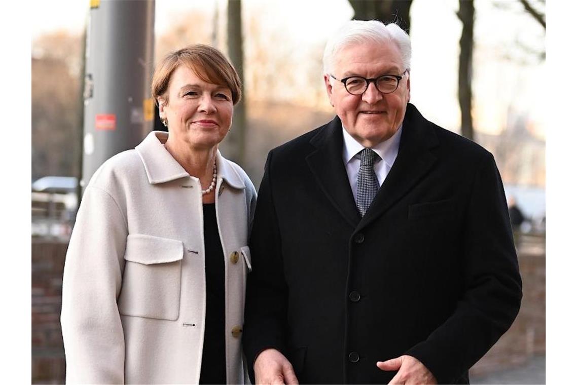 Bundespräsident Frank-Walter Steinmeier und seine Frau Elke Büdenbender kommen zum ökumenischen Gottesdienst vor Beginn der Bundesversammlung. Foto: Britta Pedersen/dpa