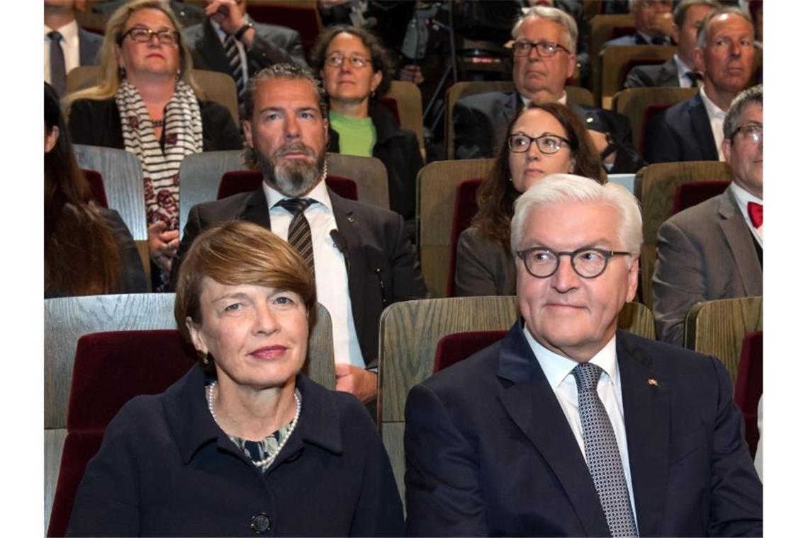 Bundespräsident Frank-Walter Steinmeier und seine Frau Elke Büdenbender nehmen im Gewandhaus Leipzig am Festakt zu 30 Jahren Friedliche Revolution teil. Foto: Hendrik Schmidt/dpa-Zentralbild/dpa