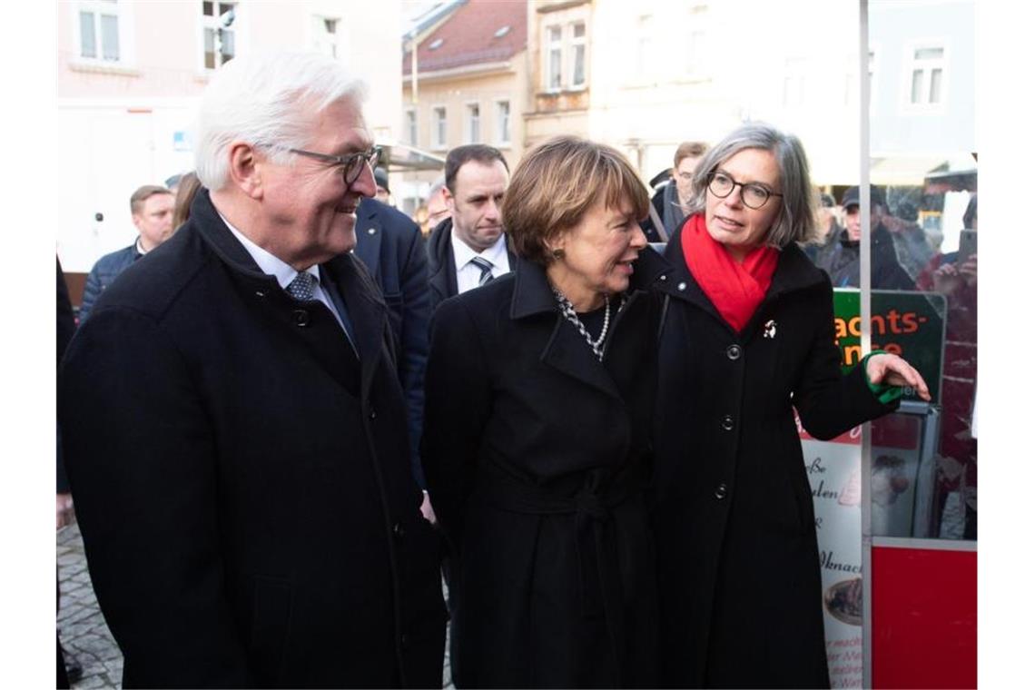 Bundespräsident Frank-Walter Steinmeier und seine Frau Elke Büdenbender (M.) besuchen mit Bürgermeisterin Barbara Lüke den Wochenmarkt in Pulsnitz. Foto: Sebastian Kahnert/dpa-Zentralbild/dpa