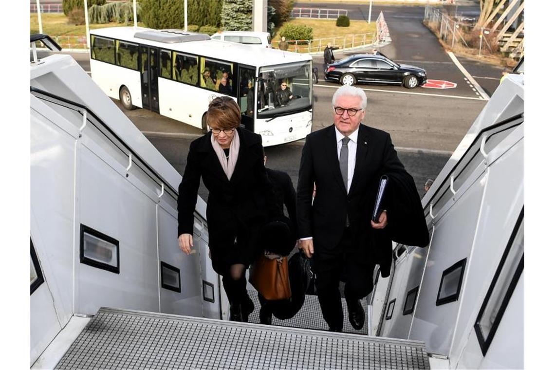 Bundespräsident Frank-Walter Steinmeier und seine Frau Elke Büdenbender auf dem Weg zur Gedenkfeier in Auschwitz. Foto: Britta Pedersen/dpa-Zentralbild/dpa