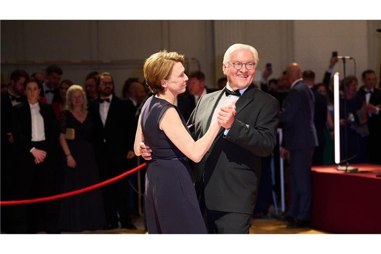 Bundespräsident Frank-Walter Steinmeier und seine Frau Elke Büdenbender tanzen beim 70. Bundespresseball.
