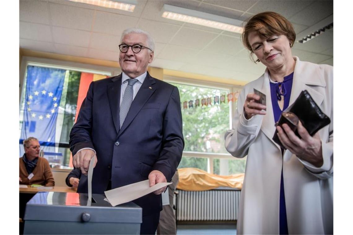 Höheres Interesse an Europawahl in Deutschland Bundespräsident Frank-Walter Steinmeier und seine Frau Elke Büdenbender geben in Berlin ihre Stimme ab. Foto: Michael Kappeler