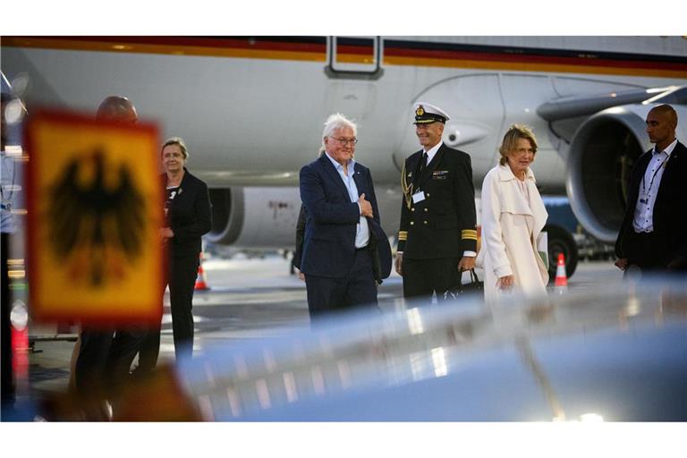 Bundespräsident Frank-Walter Steinmeier und seine Frau Elke Büdenbender kommen auf dem Internationalen Flughafen in Riga an. Bundespräsident Steinmeier und seine Frau sind zu einem dreitägigen Besuch im Baltikum.