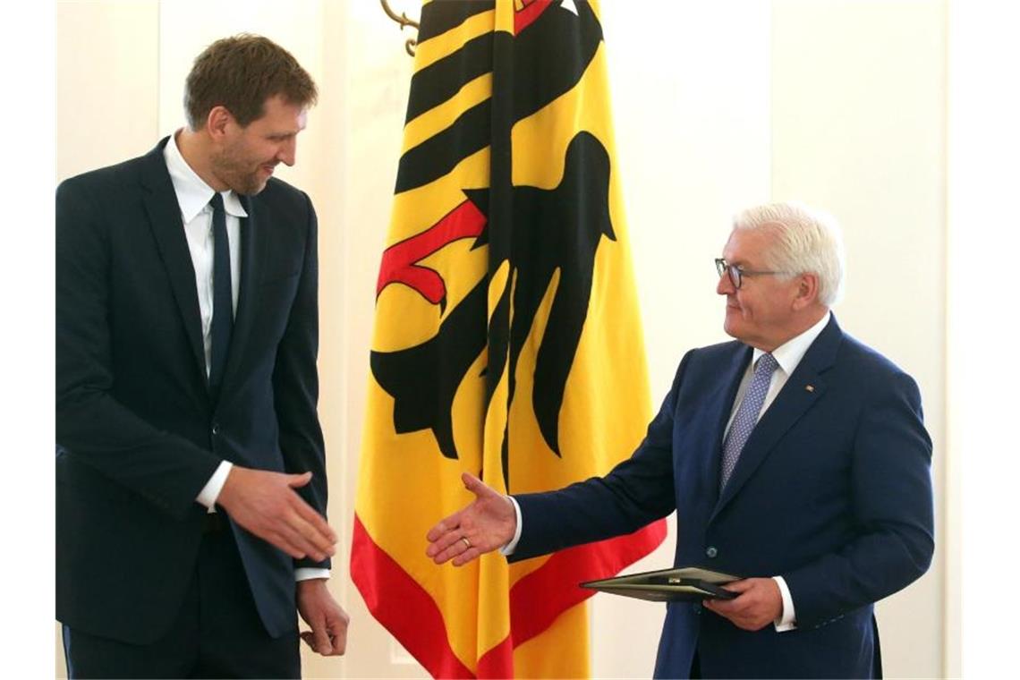 Dirk Nowitzki mit Bundesverdienstkreuz ausgezeichnet Bundespräsident Frank-Walter Steinmeier verlieh Dirk Nowitzki den Verdienstorden der Bundesrepublik Deutschland. Foto: Wolfgang Kumm/dpa