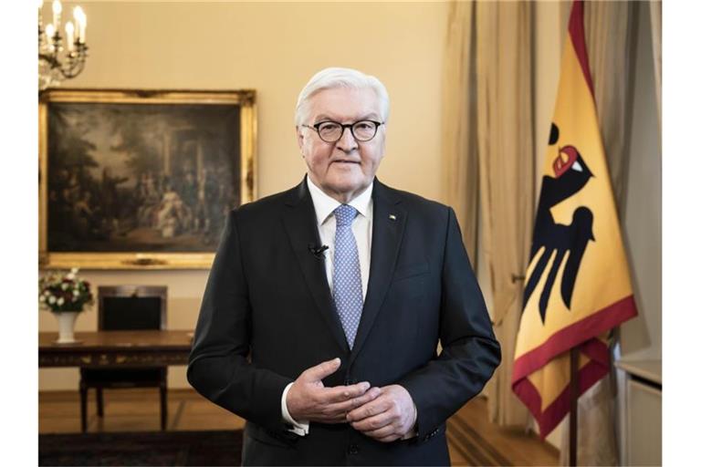Bundespräsident Frank-Walter Steinmeier während der Aufzeichnung der Fernsehansprache im Schloss Bellevue. Foto: Sandra Steins/Bundesregierung/dpa