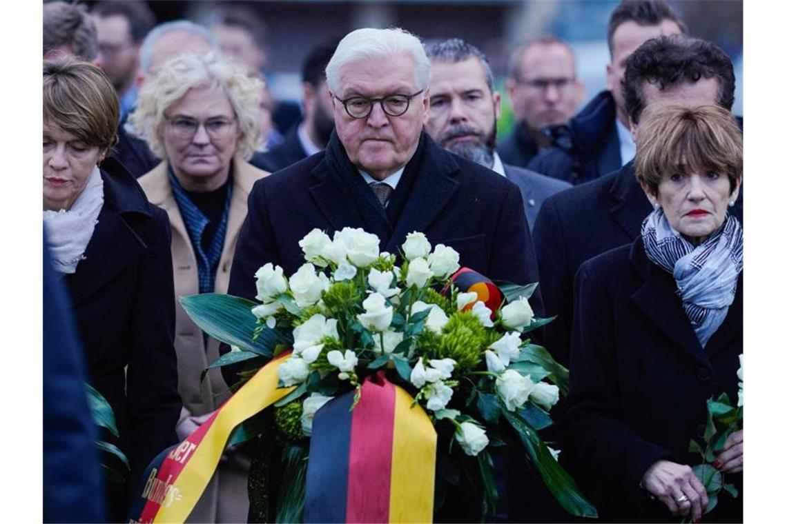 Bundespräsident Frank-Walter Steinmeier während einer Gedenkveranstaltung. Nach dem Anschlag von Hanau mit elf Toten rief Steinmeier am Mittwoch bei einer Gedenkfeiern in Hanau zur aktiven Verteidigung der Demokratie auf. Foto: Uwe Anspach/dpa