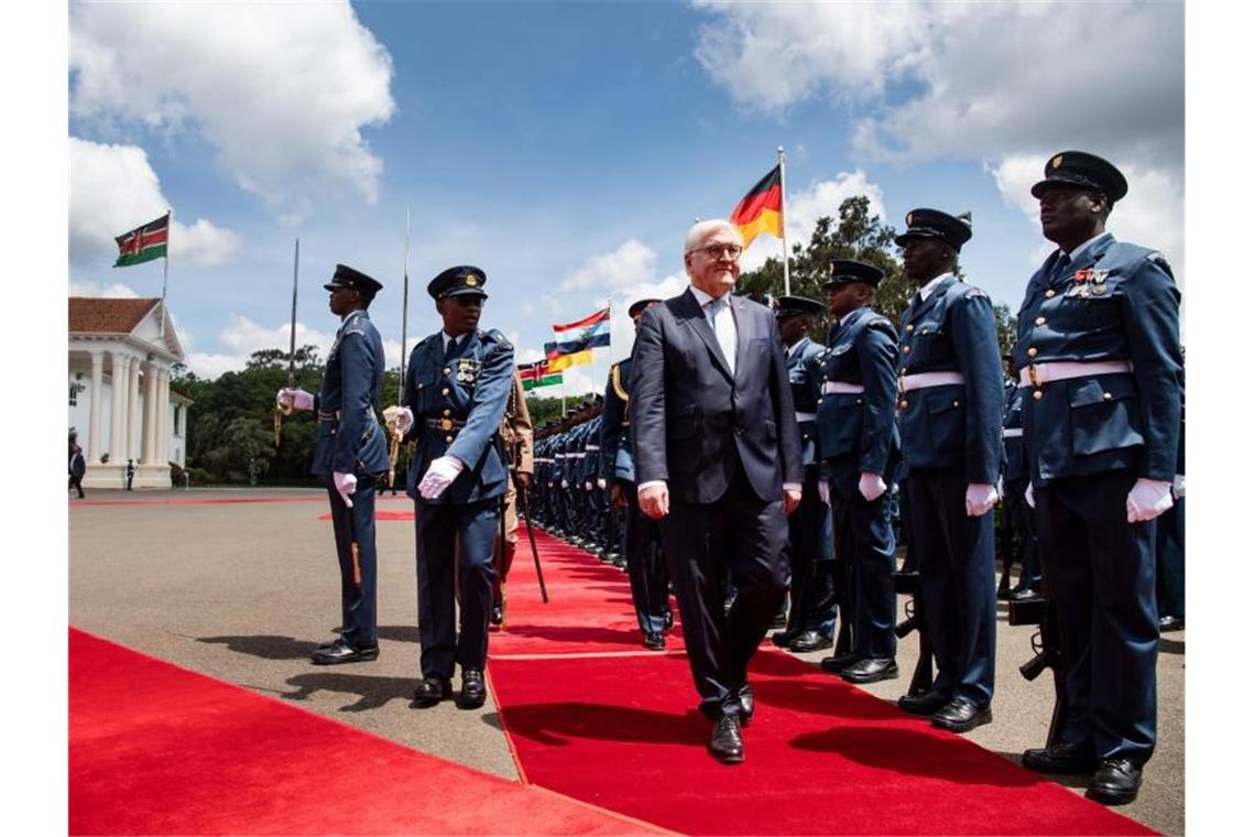 Bundespräsident Frank-Walter Steinmeier wird am Amtssitz des Präsidenten von Kenia mit militärischen Ehren begrüßt. Foto: Bernd von Jutrczenka/dpa