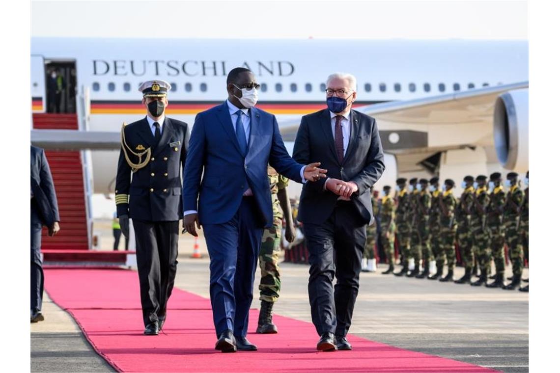 Bundespräsident Frank-Walter Steinmeier wird am Flughafen Blaise Diagne in Dakar von Macky Sall, Präsident von Senegal, begrüßt. Foto: Bernd von Jutrczenka/dpa