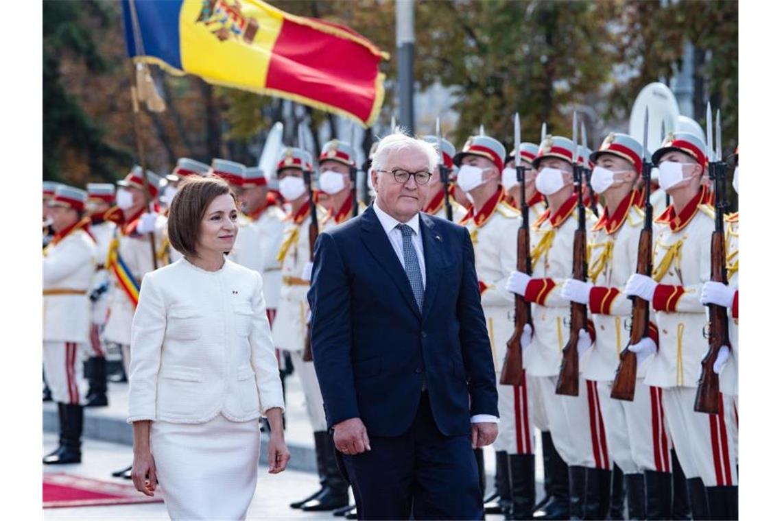 Bundespräsident Frank-Walter Steinmeier wird von Moldaus Präsdentin Maia Sandu in Chisinau mit militärischen Ehren begrüßt. Foto: Bernd von Jutrczenka/dpa