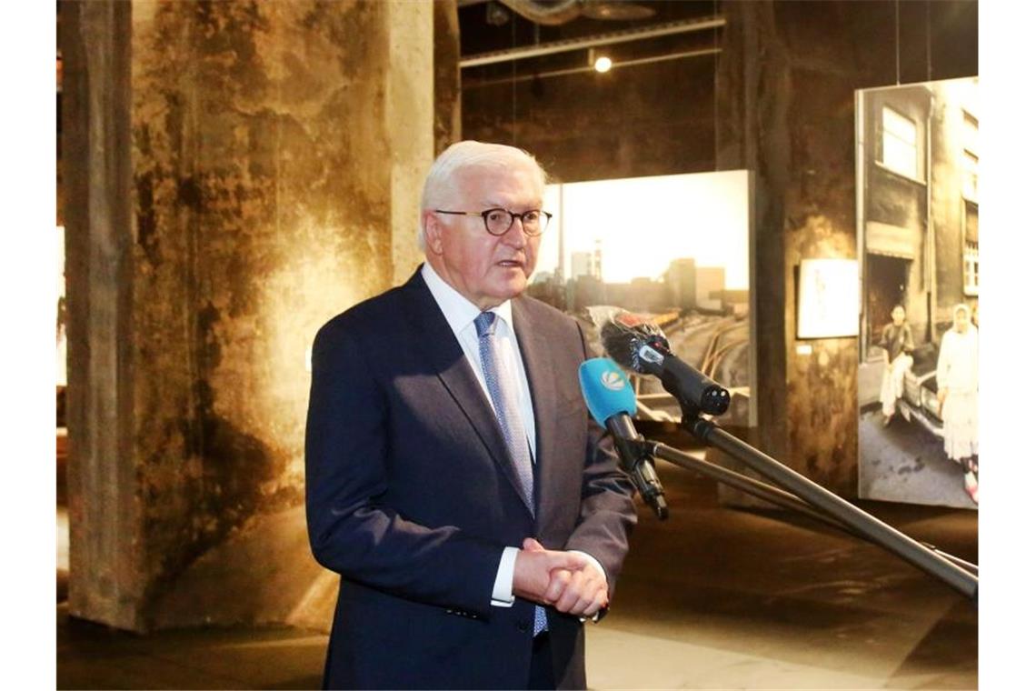 Bundespräsident Steinmeier bei einem Rundgang durch die Ausstellung "Wir sind von hier. Türkisch-deutsches Leben 1990, Fotografien von Ergun Çagatay" in Essen. Foto: Roland Weihrauch/dpa