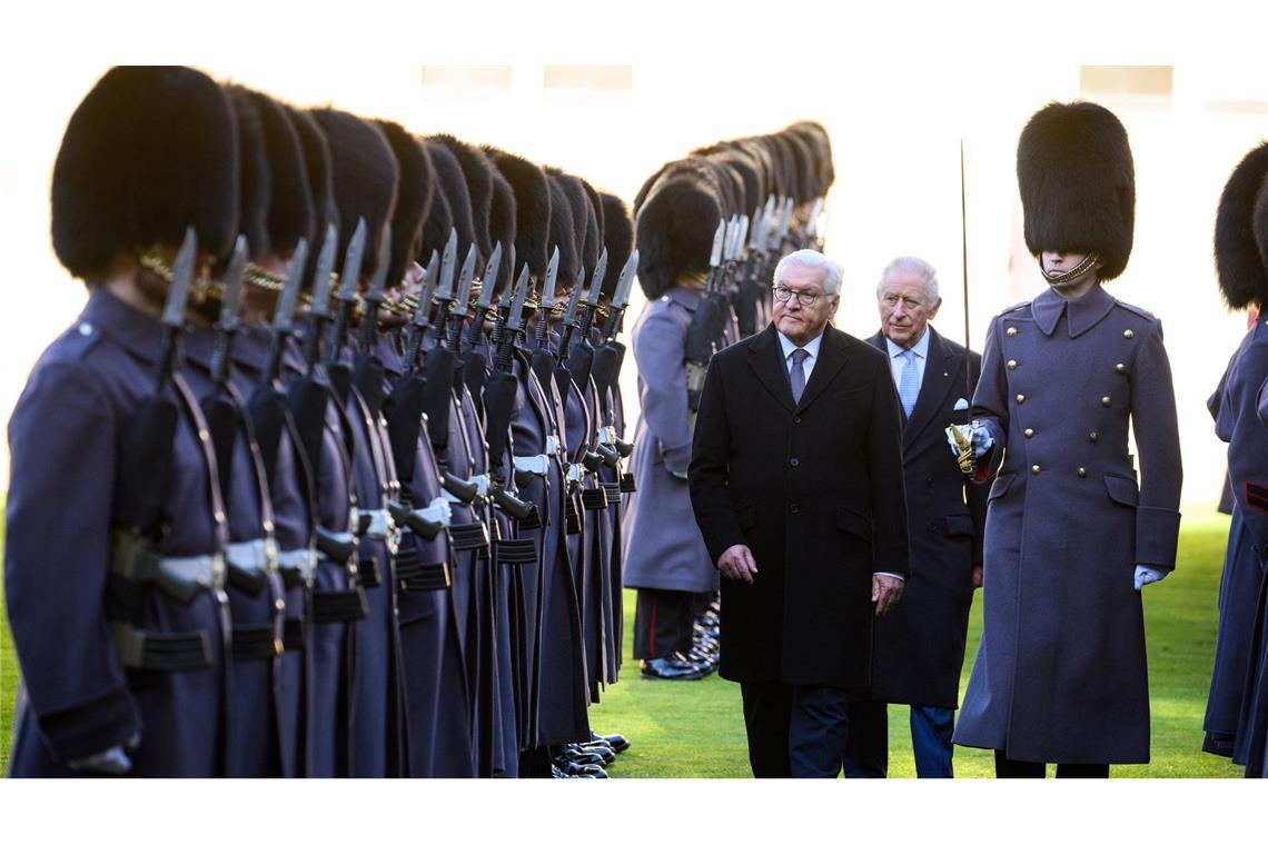 Bundespräsident Steinmeier besucht Schloss Windsor und wird von König Charles III begrüßt.