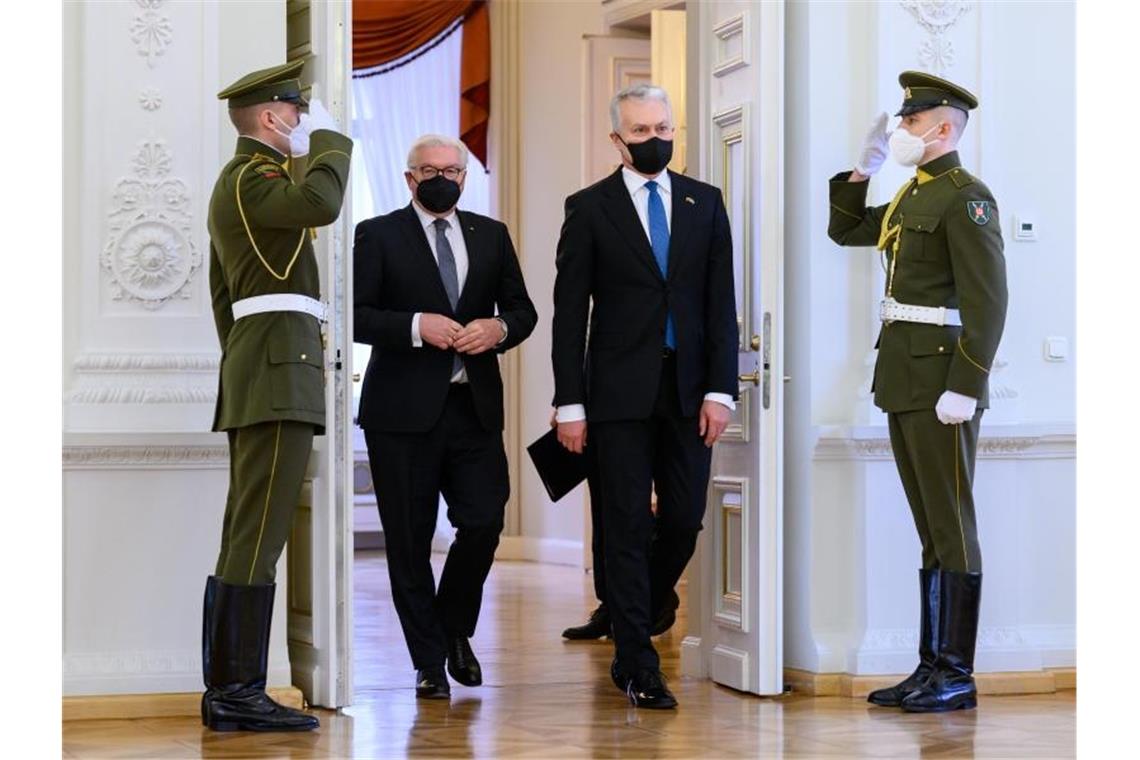Steinmeier zu Besuch in Litauen Bundespräsident Steinmeier ist wegen des Krieges in der Ukraine zu einem eintägigen Besuch in Litauen - hier zusammen mit seinem Amtskollegen Gitanas Nauseda. Foto: Bernd von Jutrczenka/dpa