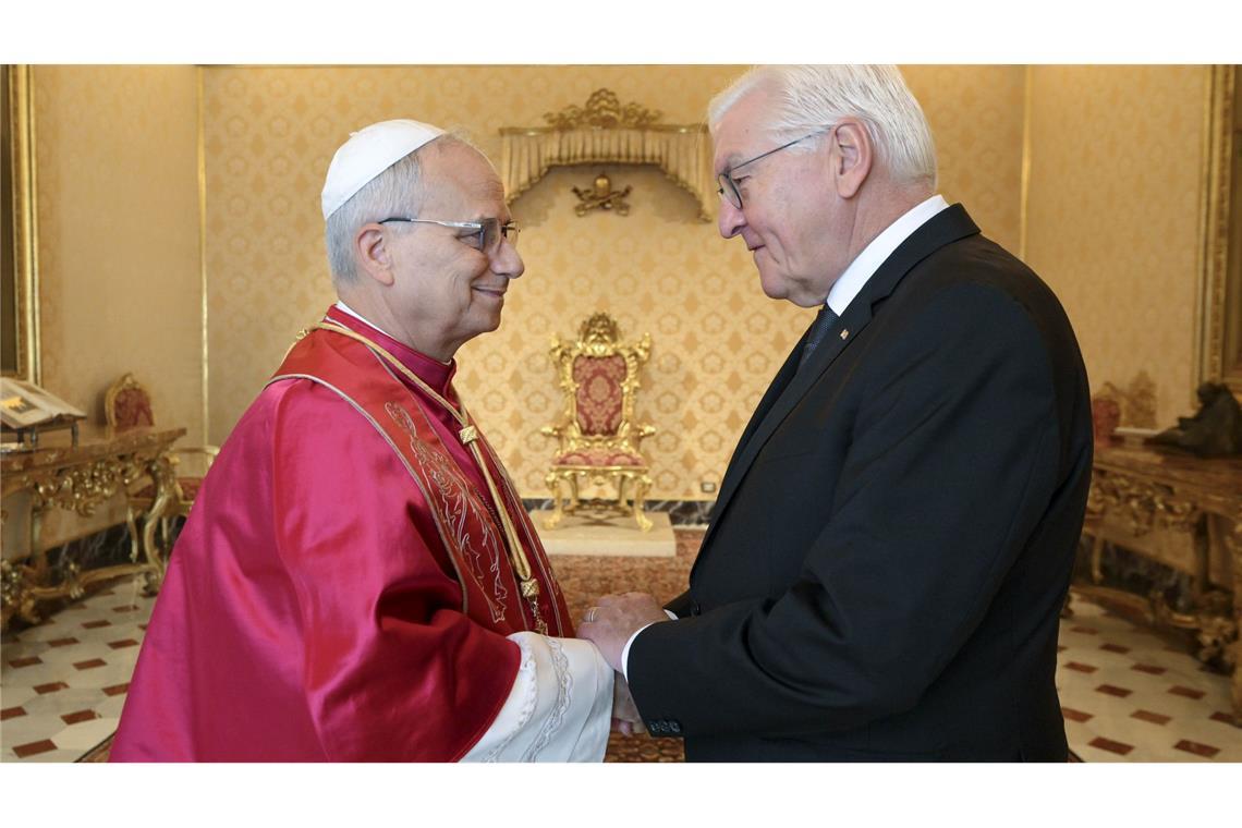 Steinmeier: Papst kann wichtiger Vermittler in Krisen sein Bundespräsident Steinmeier trifft dem Papst bei Privataudienz.