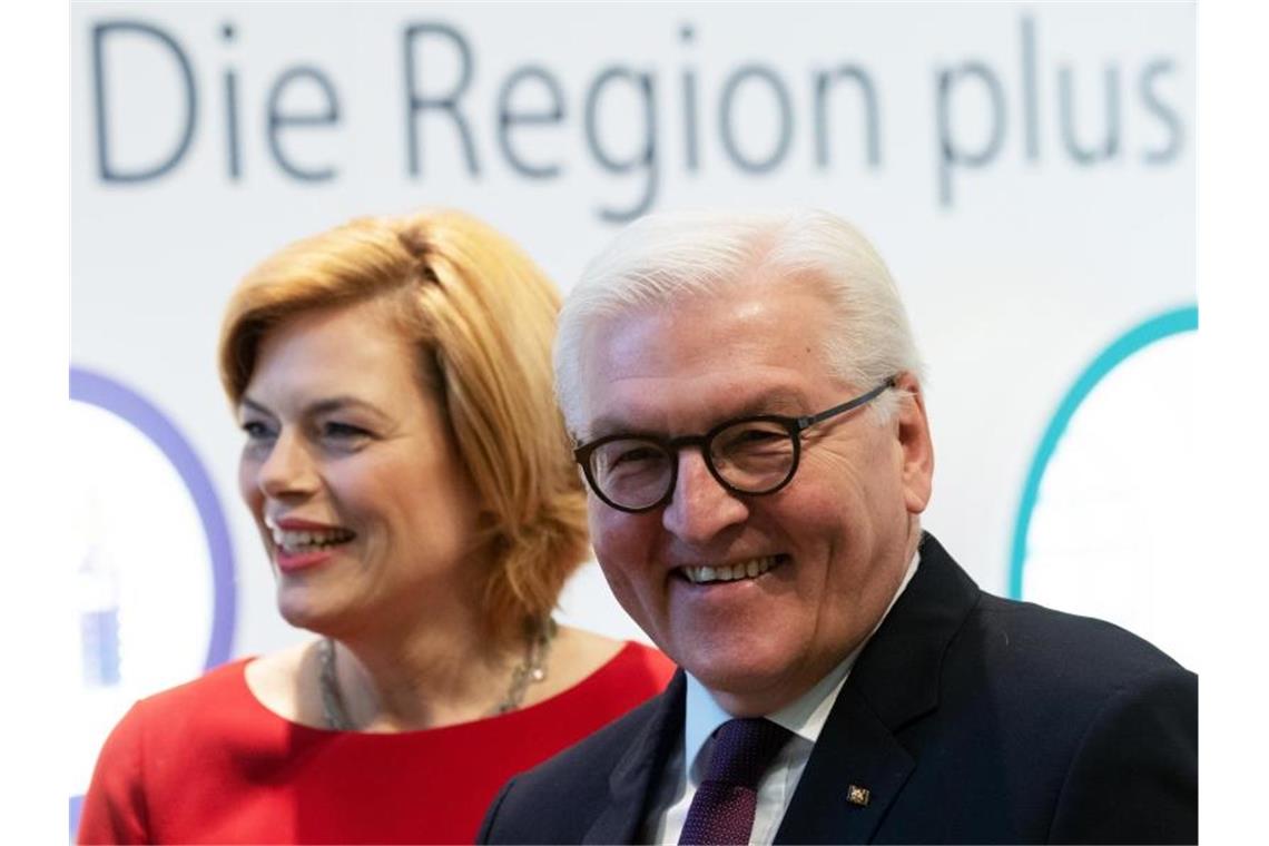 Steinmeier: Schnelles Internet auf dem Land essenziell Bundespräsident Steinmeier und Bundesagrarministerin Klöckner auf der Internationalen Grünen Woche in Berlin. Foto: Ralf Hirschberger