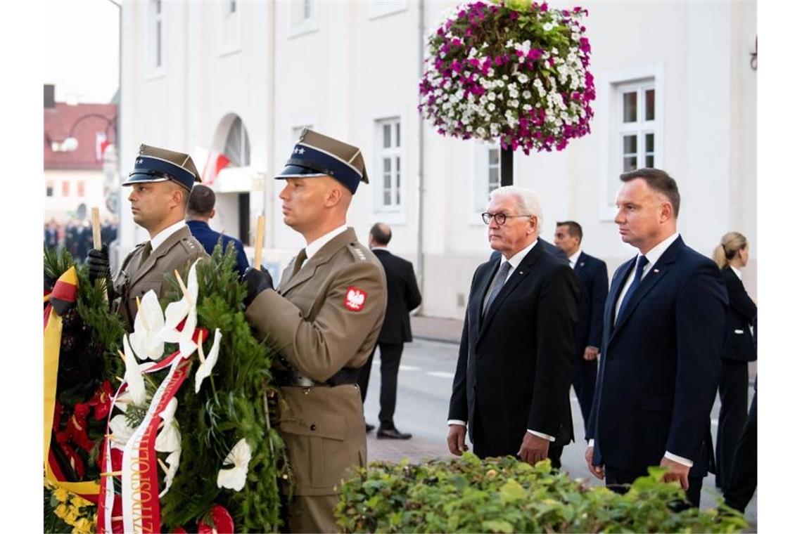 Bundespräsident Steinmeier und der polnische Präsident Duda legen am Denkmal für die zivilen Opfer der Bombardierung der Stadt Wielun einen Kranz nieder. Foto: Bernd von Jutrczenka