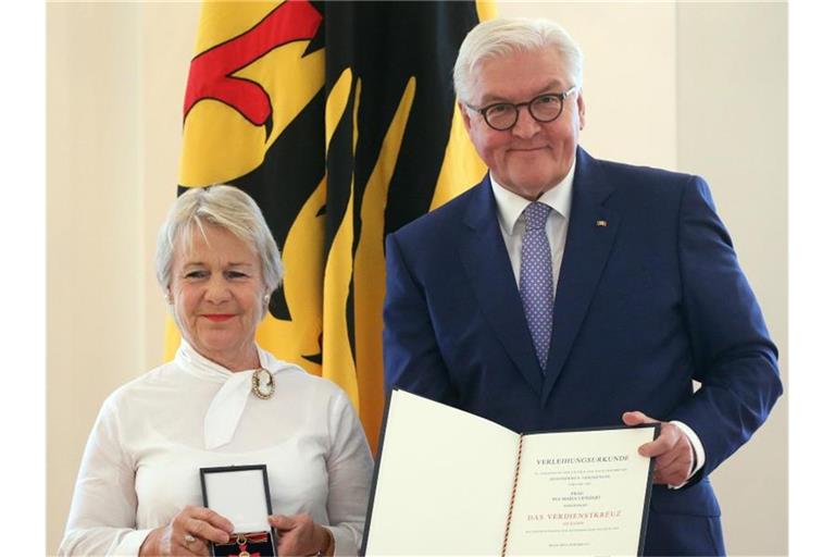 Bundespräsident Steinmeier verleiht den Verdienstorden an Ina-Maria Lienhart aus Emmendingen. Foto: Wolfgang Kumm/dpa