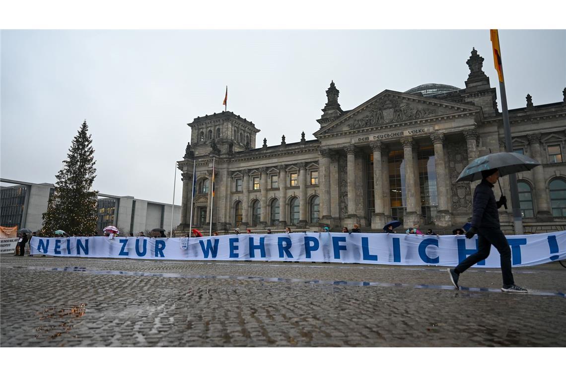 Bundestag billigt Wehrdienstgesetz, junge Menschen protestieren dagegen