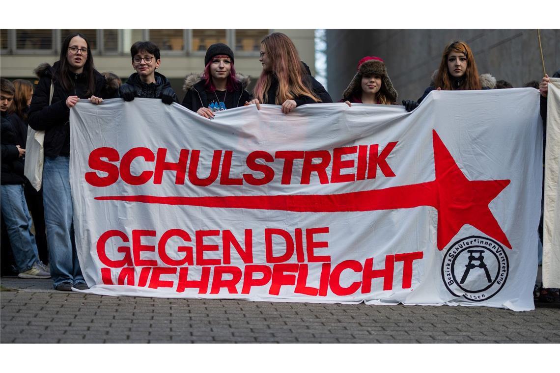 Bundestag billigt Wehrdienstgesetz, junge Menschen protestieren dagegen