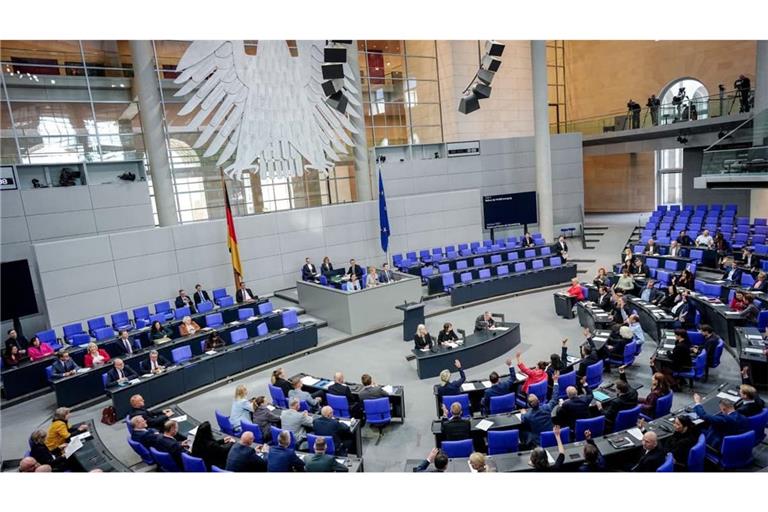 Bundestagsabgeordnete heben die Hand für eine Abstimmung bei der Sitzung des Bundestags.