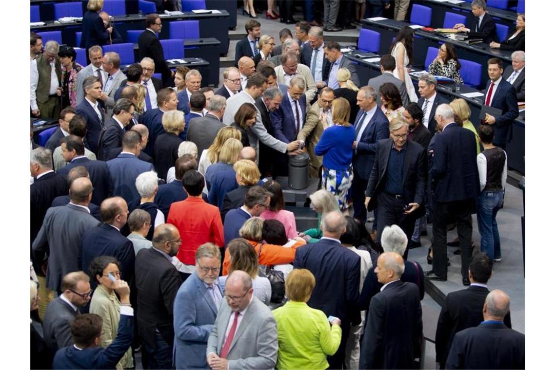 Bundestag beschließt härtere Regeln für Abschiebungen Bundestagsabgeordnete stimmen zum Asyl- und Aufenthaltsrecht ab. Foto: Christoph Soeder
