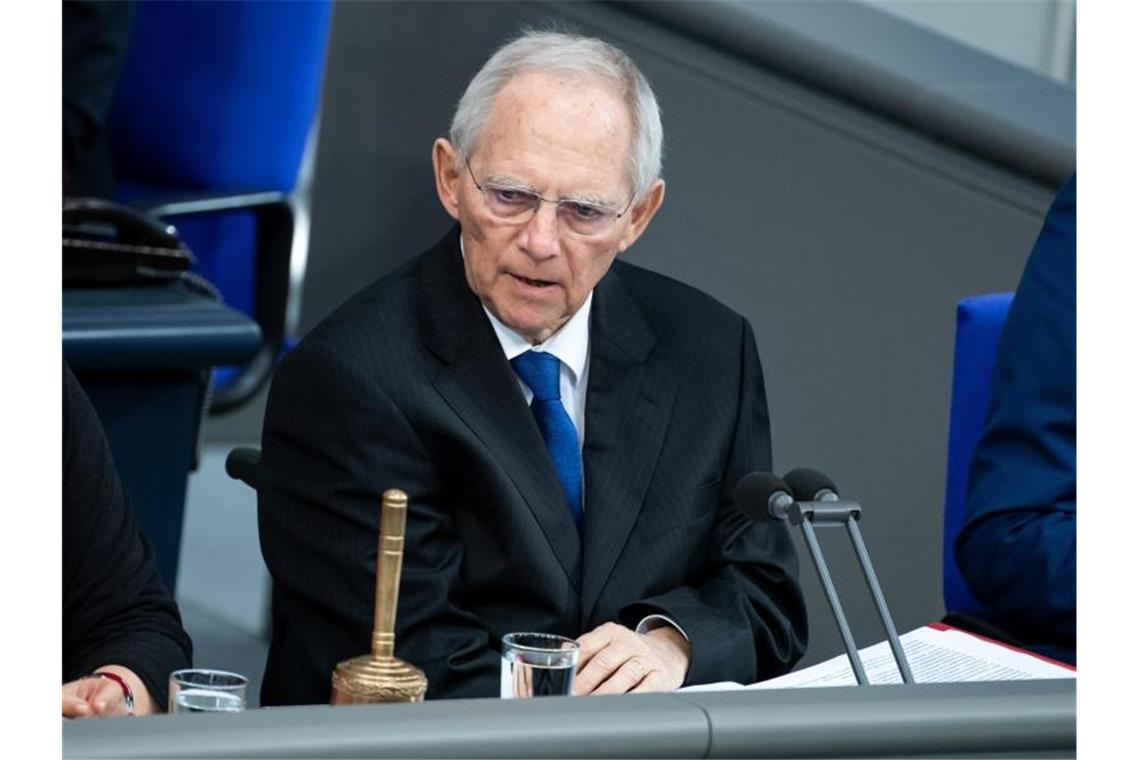 Bundestagspräsident Wolfgang Schäuble (CDU) eröffnet die Plenarsitzung im Deutschen Bundestag. Foto: Bernd von Jutrczenka/dpa