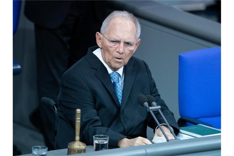 Bundestagspräsident Wolfgang Schäuble. Impfungen sollen zunächst Personengruppen mit besonders hohem Risiko für schwere oder tödliche Krankheitsverläufe angeboten werden. Foto: Kay Nietfeld/dpa