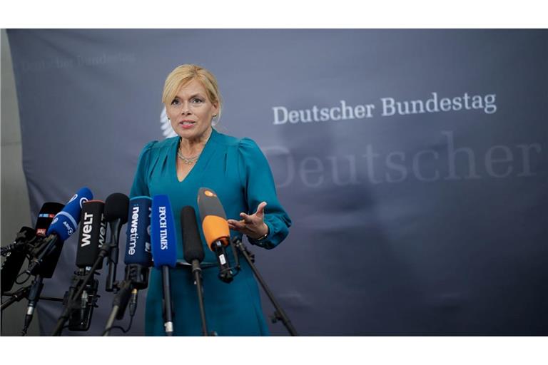 Bundestagspräsidentin Julia Klöckner (CDU) gab vor der konstituierenden Sitzung der Corona-Enquete-Kommission ein Statement.