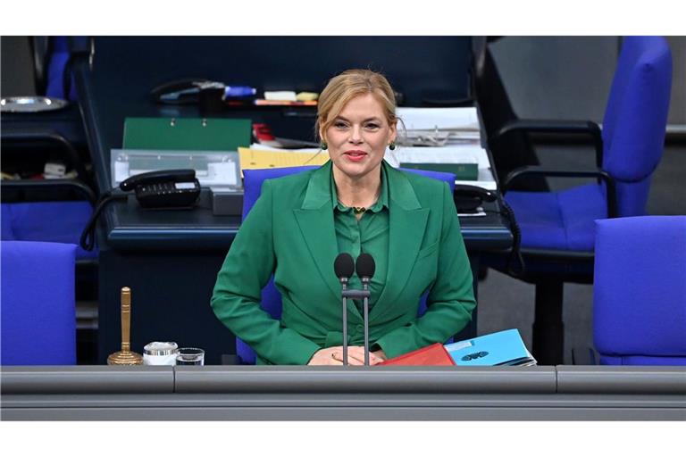 Bundestagspräsidentin Julia Klöckner fordert strengere Voraussetzungen für eine Beschäftigung durch Abgeordnete und eine bessere Drohnenabwehr. (Archivbild)