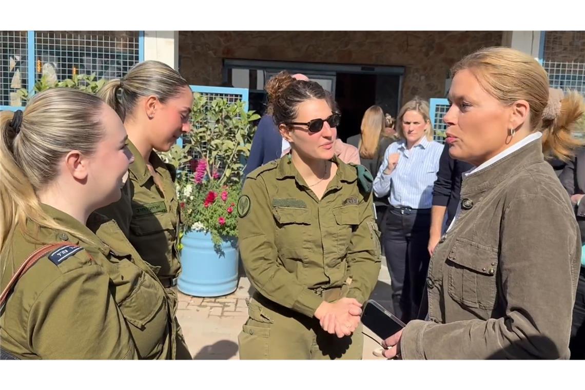 Bundestagspräsidentin Julia Klöckner (rechts) mit israelischen Soldatinnen vor ihrem Besuch im Gazastreifen.