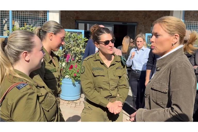 Bundestagspräsidentin Julia Klöckner (rechts) mit israelischen Soldatinnen vor ihrem Besuch im Gazastreifen.