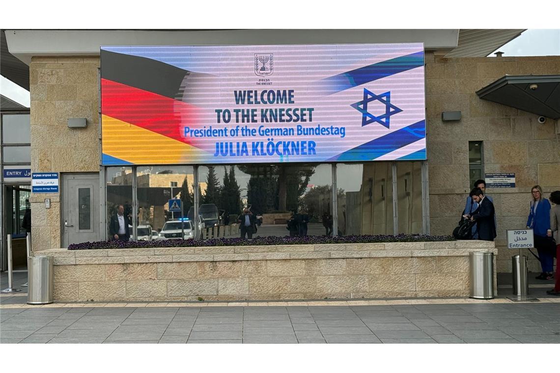 Bundestagspräsidentin Julia Klöckner wird schon am Eingang der Knesset in großen Buchstaben begrüßt.