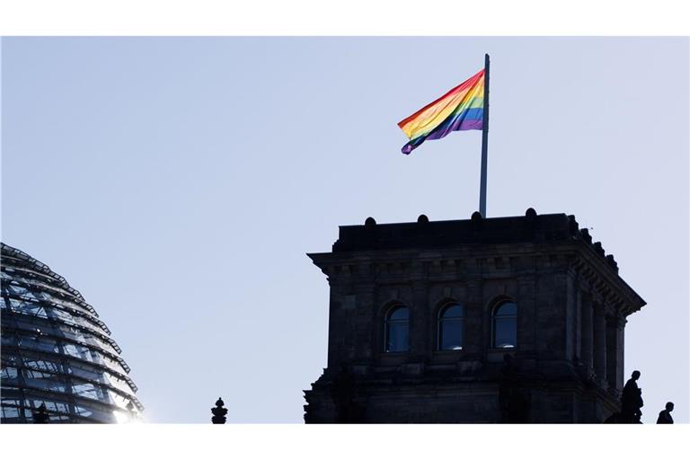 Bundestagspräsidentin Klöckner lässt die Fahne nur noch am Internationalen Tag gegen Homophobie hissen.